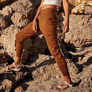 🧸 OUTDOORSY 🥾 Free People High Fives Jogger Toasted Almond Small